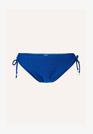 Slip bikini blu con motivo a diamante testurizzato, lacci laterali regolabili e dettagli metallici. Forma standard da costume da bagno.