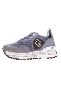Sneaker sportivo caratterizzato da un mix di suede blu e mesh, dettagli metallici, suola bianca a strisce con testo stampato e design con lacci.