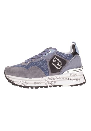 Sneaker sportivo caratterizzato da un mix di suede blu e mesh, dettagli metallici, suola bianca a strisce con testo stampato e design con lacci.