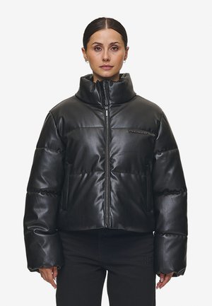 Zwarte pufferjack, cropped ontwerp, met een hoge kraag, ritssluiting en zijzakken; gemaakt van faux leer met een gladde textuur.