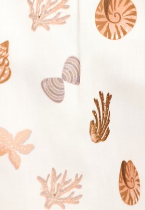 Tissu présentant un motif de coquillages et de corail dans différentes nuances de rose et de brun sur un fond blanc, avec une texture lisse.