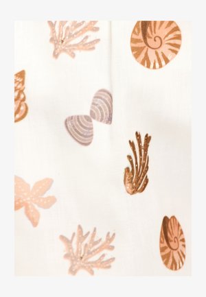 Tissu présentant un motif de coquillages et de corail dans différentes nuances de rose et de brun sur un fond blanc, avec une texture lisse.