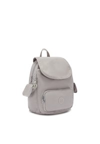 Šedý nylonový batoh s klopovým uzávěrem, přední kapsou na zip a detaily loga. Disponuje nastavitelnými ramenními popruhy a boční rukojetí.