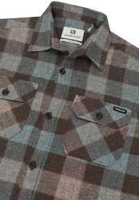 Bruin en blauw geruit flanellen shirt met een kraag, twee voorzakken en zwarte knopen. Merklabel zichtbaar op de linker zak.