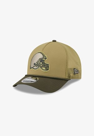 Khakifarbene Baseballmütze mit grünem Schirm, Netzseiten und gesticktem Teamlogo auf der Vorderseite. Verfügt über einen leicht gebogenen Schirm und eine verstellbare Passform.
