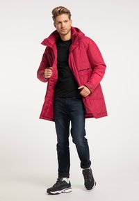Rode geïsoleerde parka jas met een capuchon, voorzakken en knoopsluitingen; heeft een gladde textuur en een licht glanzende afwerking.
