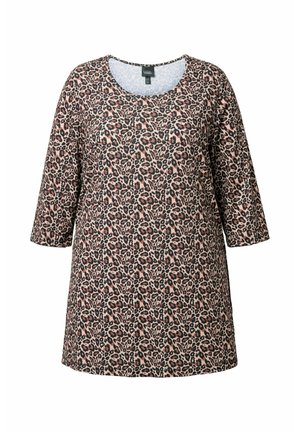 Top con stampa leopardata, colletto rotondo e maniche a tre quarti, realizzato in tessuto morbido nei toni del beige, nero e marrone.