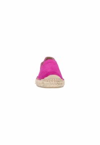 Roze suède espadrille schoen met een ronde neus en een geweven jute zool. De bovenkant heeft minimale details en een zachte textuur.