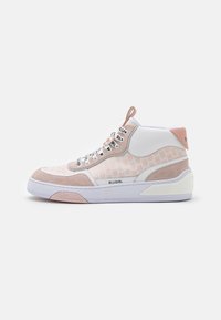 Sneaker alto com uma mistura de couro branco e camurça rosa claro, padrões impressos, detalhes em rosa contrastante e uma sola de borracha texturizada.