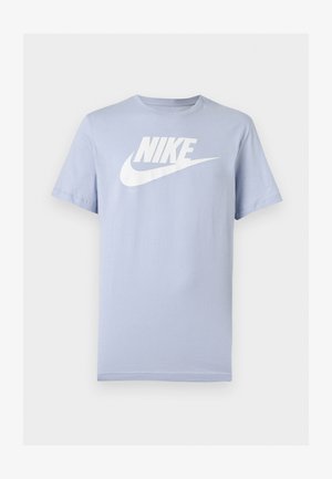 Φωτεινό γαλάζιο κοντομάνικο βαμβακερό μπλουζάκι με λευκό λογότυπο Nike και σύμβολο swoosh στο στήθος, εμφανιζόμενο σε απλό φόντο.