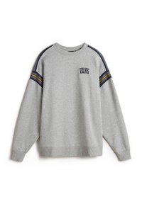 Grijze sweatshirt met geribbelde manchetten en zoom. Heeft een ronde halslijn en het 'VANS' logo op de borst. Gestreepte marineblauwe en gele accenten op de mouwen.