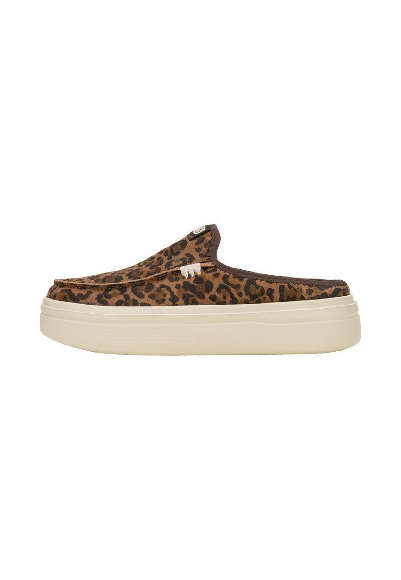 Scarpa slip-on con stampa leopardata, superiore in tessuto morbido, suola spessa color crema e dettagli di cucitura sottili per un tocco di texture aggiuntivo.
