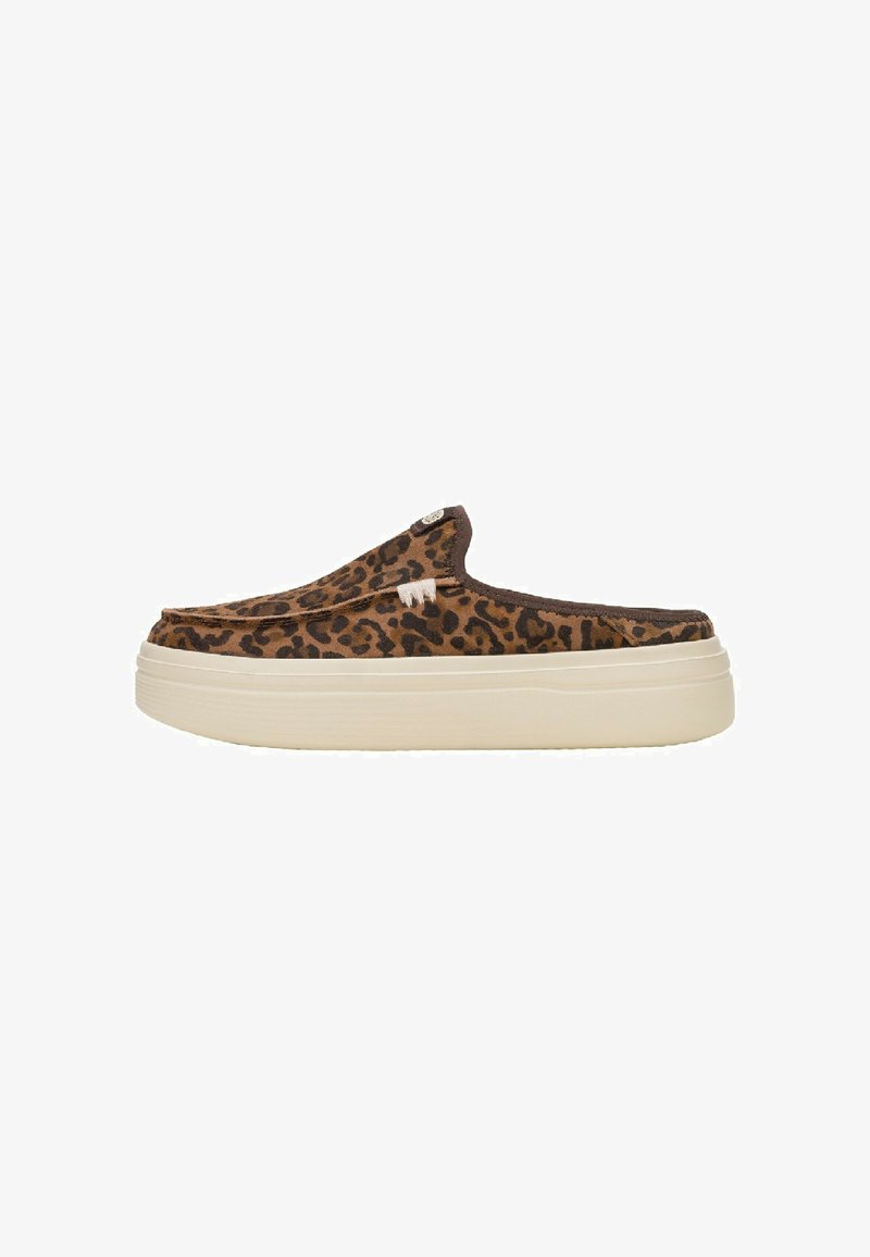 Scarpa slip-on con stampa leopardata, superiore in tessuto morbido, suola spessa color crema e dettagli di cucitura sottili per un tocco di texture aggiuntivo.