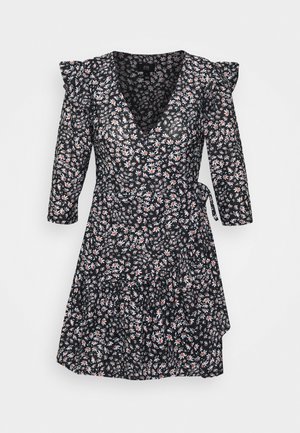 Schwarzes Wickelkleid mit weißem und orangefarbenem Gänseblümchenmuster, V-Ausschnitt, 3/4-Ärmeln, gerafften Schultern und gebundenem Taillengürtel.