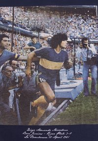 Fotografía de un futbolista con un uniforme azul y amarillo, número 10, corriendo hacia el campo con una multitud animando en el fondo.