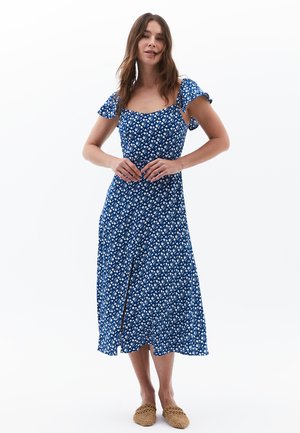 Blaues florales Midi-Kleid mit kurzen Puffärmeln, tailliertem Oberteil und einem Schlitz vorne. Aus leichtem Stoff mit einem weißen Blumenmuster.