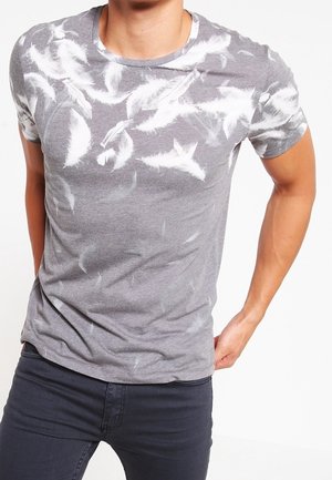 Grau meliertes T-Shirt mit kurzen Ärmeln und einem Muster aus verstreuten weißen Federn. Hergestellt aus weichem Stoff, mit rundem Ausschnitt und lockerer Passform.