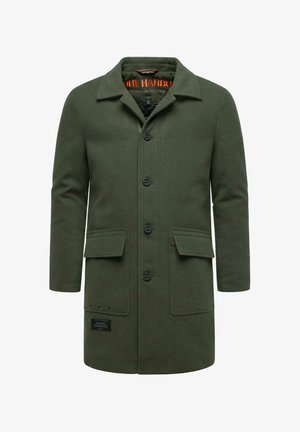 Zaļš vilnas mētelis ar apkakli, sešām melnām pogām, divām priekšējām kabatām un etiķeti apakšējā pusē. Gluda tekstūra un līdz ceļiem garš dizains.