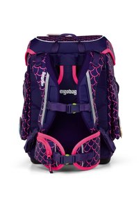 Mochila morada con acentos rosas, patrón de escamas de pez, correas acolchadas, hebillas ajustables, elementos reflectantes y base resistente para mayor estabilidad.