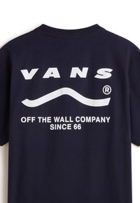Camiseta de manga corta azul marino hecha de algodón, con el logo blanco de "VANS" y el texto "OFF THE WALL COMPANY SINCE 66" en la parte trasera.