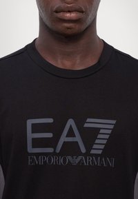 EA7 Emporio Armani Μπλουζάκι με στάμπα - black