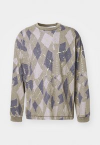 Langarmpullover in olivgrün mit einem geometrischen Rautenmuster in Lila und Gelb. Weicher Stoff und Rundhalsausschnitt.