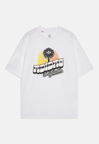 Balta kokvilnas T-krekls ar melnu grafisku apdruku, kurā attēlots palmu koks un saulrieta gradienta krāsas dzeltenā un oranžā toņos, ar tekstu "ADIDAS Originals".