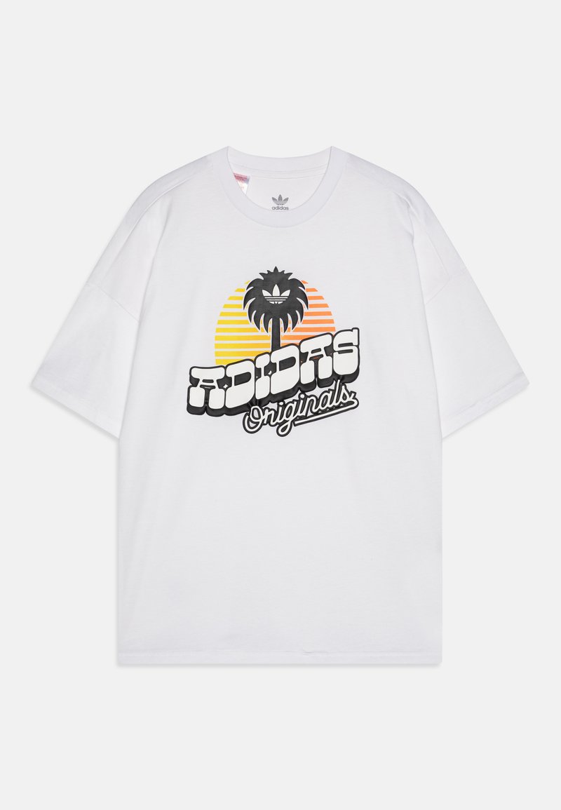 Balta kokvilnas T-krekls ar melnu grafisku apdruku, kurā attēlots palmu koks un saulrieta gradienta krāsas dzeltenā un oranžā toņos, ar tekstu "ADIDAS Originals".