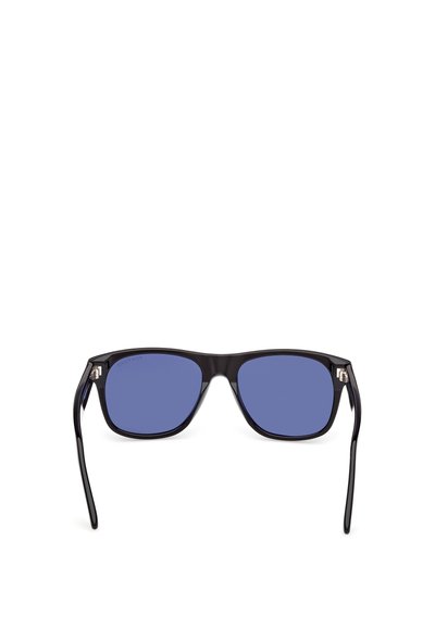 Occhiali da sole in plastica nera con lenti quadrate dotate di lenti blu. Le aste sottili si estendono dalla montatura, con dettagli hardware minimi.