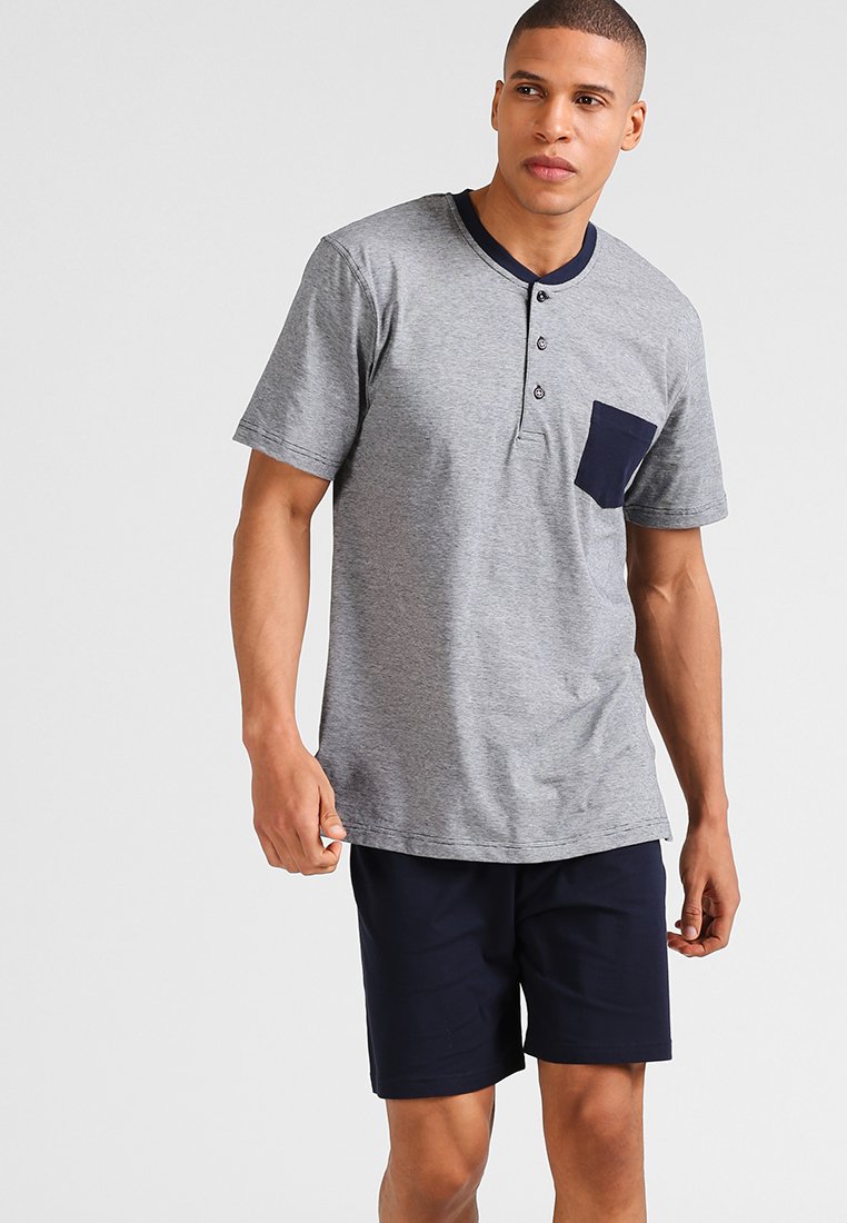 Grijze korte mouwen henley shirt met drie knopen, marineblauwe kraag en zak. Gecombineerd met marineblauwe shorts, gemaakt van gladde stof. Geen patronen.