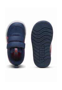 Marineblauwe en rode sport schoenen met een klittenbandsluiting, rubberen zool met een golvend patroon en textuuraccenten van stof voor comfort.