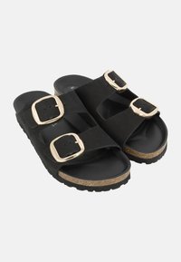 Sandali neri con due cinturini regolabili, fibbie dorate e una soletta in sughero. Suola in gomma texurizzata per aderenza e comfort.