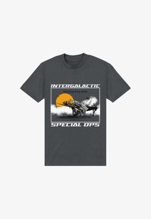 T-shirt grigio scuro con una grafica di un'astronave, testo bianco e nero che recita "Intergalactic Special Ops", con un sole giallo sullo sfondo.