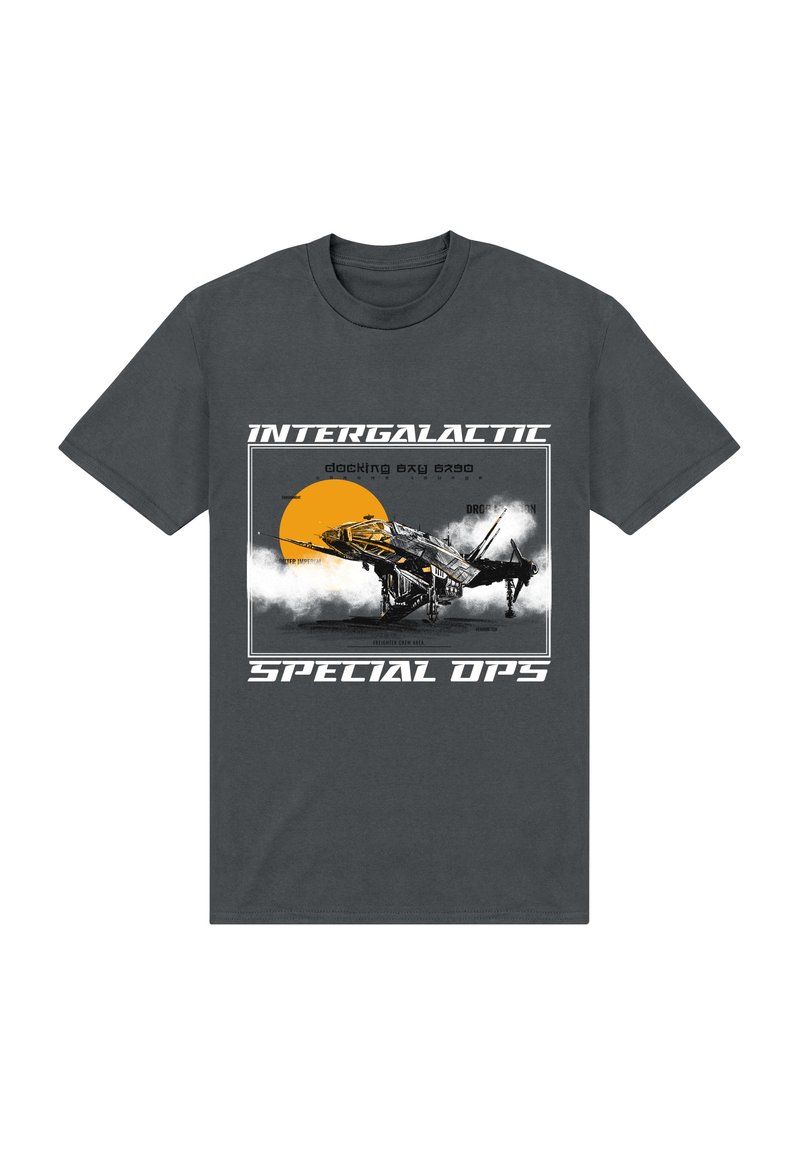 T-shirt grigio scuro con una grafica di un'astronave, testo bianco e nero che recita "Intergalactic Special Ops", con un sole giallo sullo sfondo.