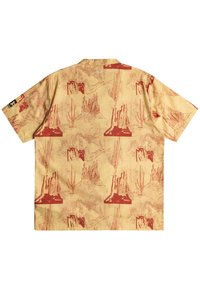 Korte mouwen, beige overhemd met een rode woestijnlandschapprint. Het ontwerp bevat cactussen en rotsformaties met een textuureffect.