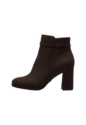 Dunkelbrauner Velourslederschuh mit Blockabsatz und dekorativem Riemen am oberen Rand.