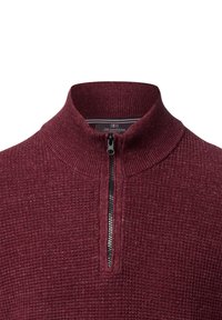 Bordeaux halflange trui met gestructureerde brei stof, voorzien van een hoge kraag en een zwarte rits. Interieur toont een gestreepte label.