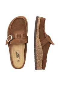 Scarpe slip-on in suede marrone con superficie testurizzata, dotate di fibbia e suola in sughero. Design ergonomico per il massimo comfort, misura 38.