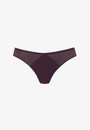 String burgundy en tissu transparent et lisse, avec un design simple, offrant une couverture minimale et sans quincaillerie ou motifs visibles.
