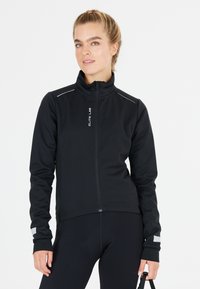 Zwarte zip-up jas met een hoge kraag. Voorzien van reflecterende strips op de schouders en manchetten, gemaakt van glad, rekbaar materiaal.