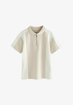 Polo shirt bej și alb cu mânecă scurtă, cu fermoar frontal și design în blocuri de culoare, întins pe un fundal alb.