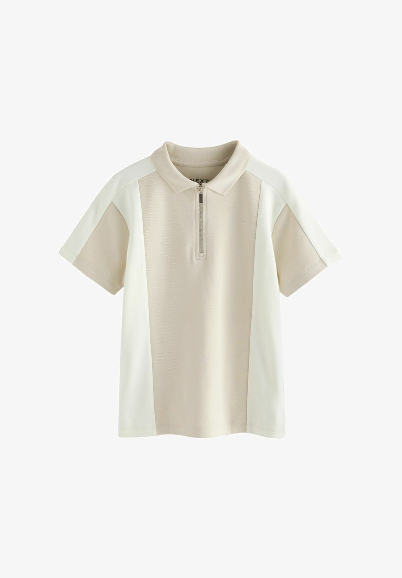 Beige- und weiße Kurzarm-Polohe.md mit Reißverschluss vorne und Farbabstufungsdesign, flach auf einem weißen Hintergrund ausgelegt.
