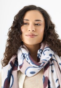 Bunt gemusterter Fleece-Schal mit einem floralen Design in Blau, Burgunderrot und Creme-Tönen. Weiche Textur mit einer hängenden Optik.