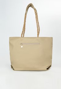 Borsa tote beige con manici intrecciati, dotata di una tasca con zip sulla parte anteriore e una texture liscia. Forma semplice e rettangolare.