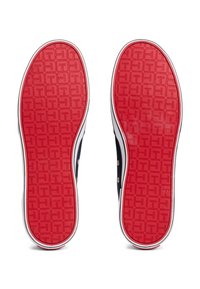 Röda gummisulor med ett mönstrat textur och vit trim, designade för grepp och stabilitet. Ingen synlig branding eller unika detaljer.