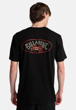 Czarny bawełniany t-shirt z dużym nadrukiem na plecach, przedstawiającym napis "BILLABONG" z czerwonymi akcentami w postaci kwiatów i kraba, w okrągłym wzorze.