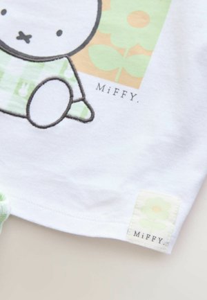 Witte katoenen T-shirt met geborduurd MiFFY-personage in een groen geruit patroon. Inclusief een label met een bloemontwerp en de merknaam.