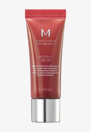 Rode tube van Missha M Perfect Cover B.B Cream EX met SPF42 PA+++, tint nummer 20, die volledige dekking en hydraterende huidverzorgingsvoordelen biedt.