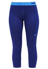 Leggings courts bleus Nike avec une ceinture bleu clair et le logo Nike Swoosh sur la cuisse gauche.