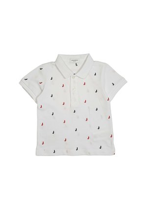 Polo bianca a maniche corte con colletto, patta con bottoni e piccoli motivi a "J" rossi e neri distribuiti sul tessuto.